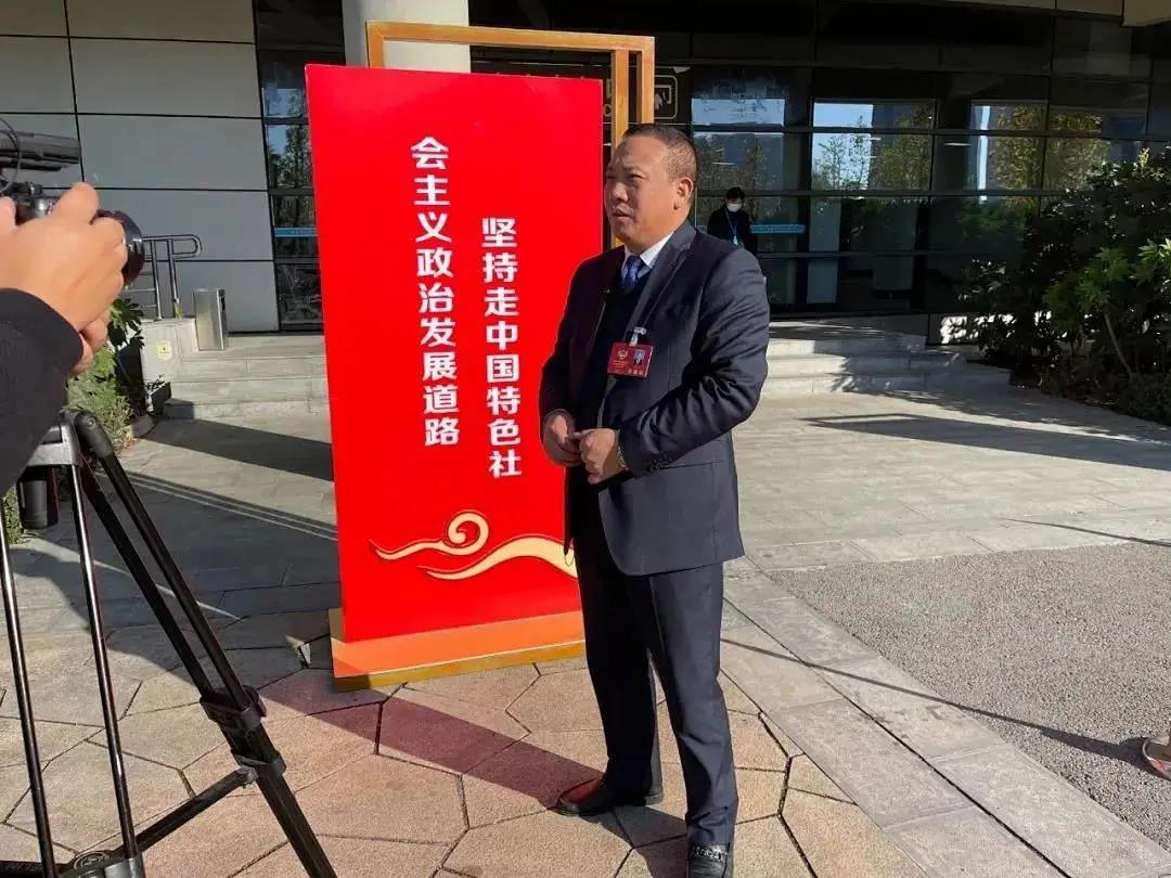 枝江市黨代表、政協(xié)委員、友焜建工集團黨支部書記、董事長張加友出席政協(xié)枝江市第七屆委員會第一次會議